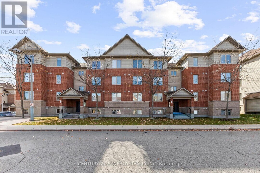 38 Barnstone Dr in Ottawa, ON - Building Photo