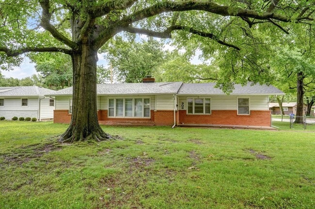 property at 906 N Belview Ave