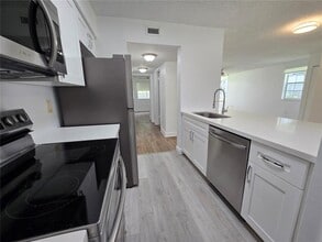 2890 N Oakland Forest Dr, Unit 102 in Oakland Park, FL - Building Photo - Building Photo