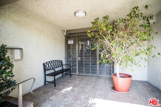 4311 Colfax Ave-Unit -215 in Los Angeles, CA - Building Photo - Building Photo