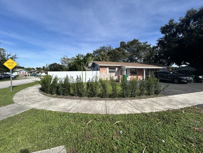 4350 SW 62nd Ave in Davie, FL - Foto de edificio - Building Photo