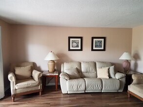 113 Seahorse Dr SE, Unit A in St. Petersburg, FL - Building Photo - Building Photo