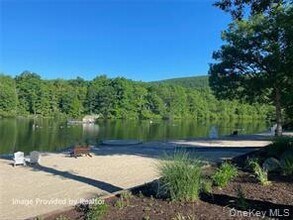 1104 Evergreen Ct in Woodbury, NY - Building Photo - Building Photo