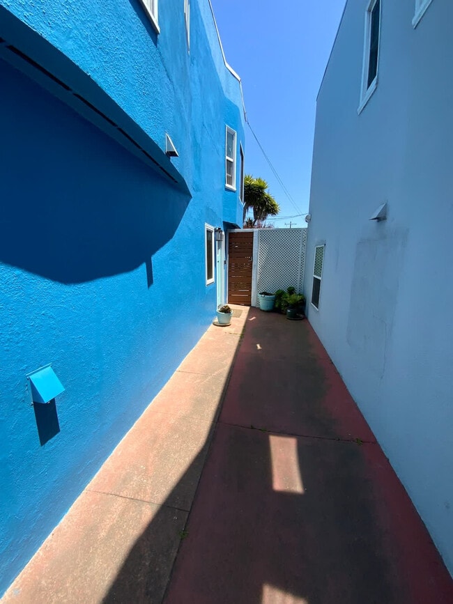 211 Genebern Way in San Francisco, CA - Building Photo - Building Photo