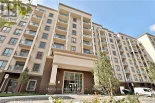 2490 Old Bronte Rd in Oakville, ON - Building Photo