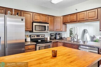 2202 S Cypress Bend Dr in Pompano Beach, FL - Building Photo - Building Photo