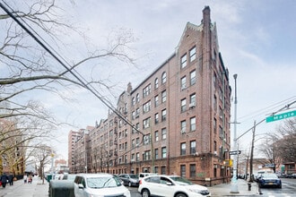Yorkshire Gardens Condominiums in Flushing, NY - Building Photo - Building Photo