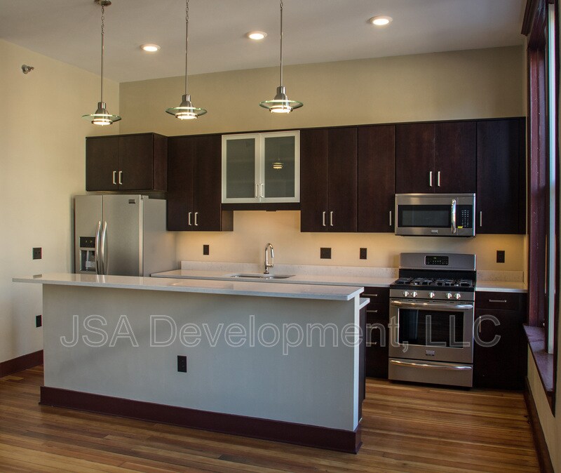 320A E 4th St in Waterloo, IA - Building Photo