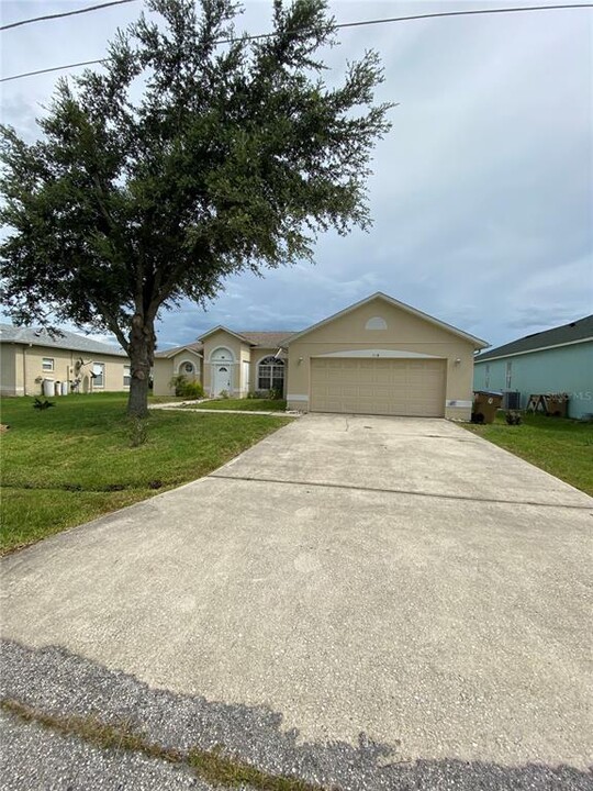 208 Abbotsbury Dr in Kissimmee, FL - Foto de edificio