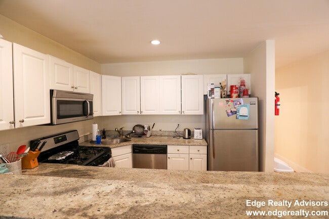 55 Thatcher St, Unit 4 in Brookline, MA - Building Photo - Building Photo