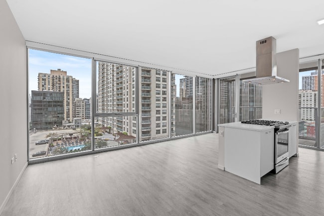 13 E Huron St in Chicago, IL - Building Photo - Building Photo