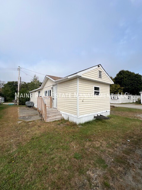 681 Main Rd N in Hampden, ME - Building Photo