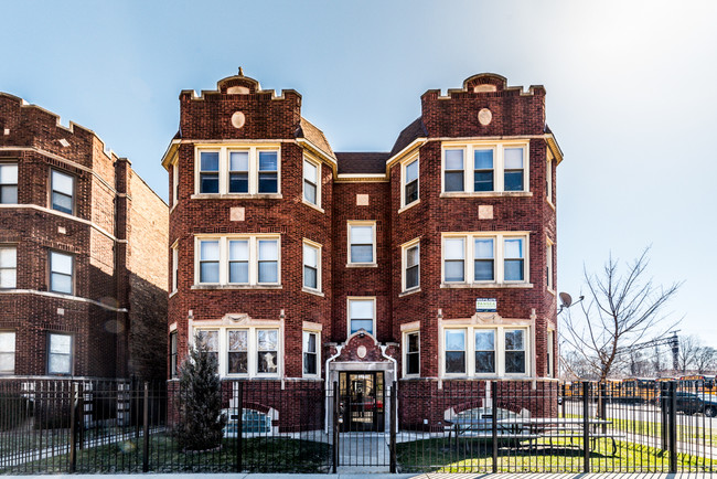 8057 S Dobson Ave in Chicago, IL - Foto de edificio - Building Photo