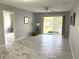 317 Lake Evelyn Dr in West Palm Beach, FL - Building Photo