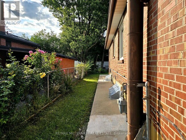 14 Charles St in Brampton, ON - Building Photo - Building Photo