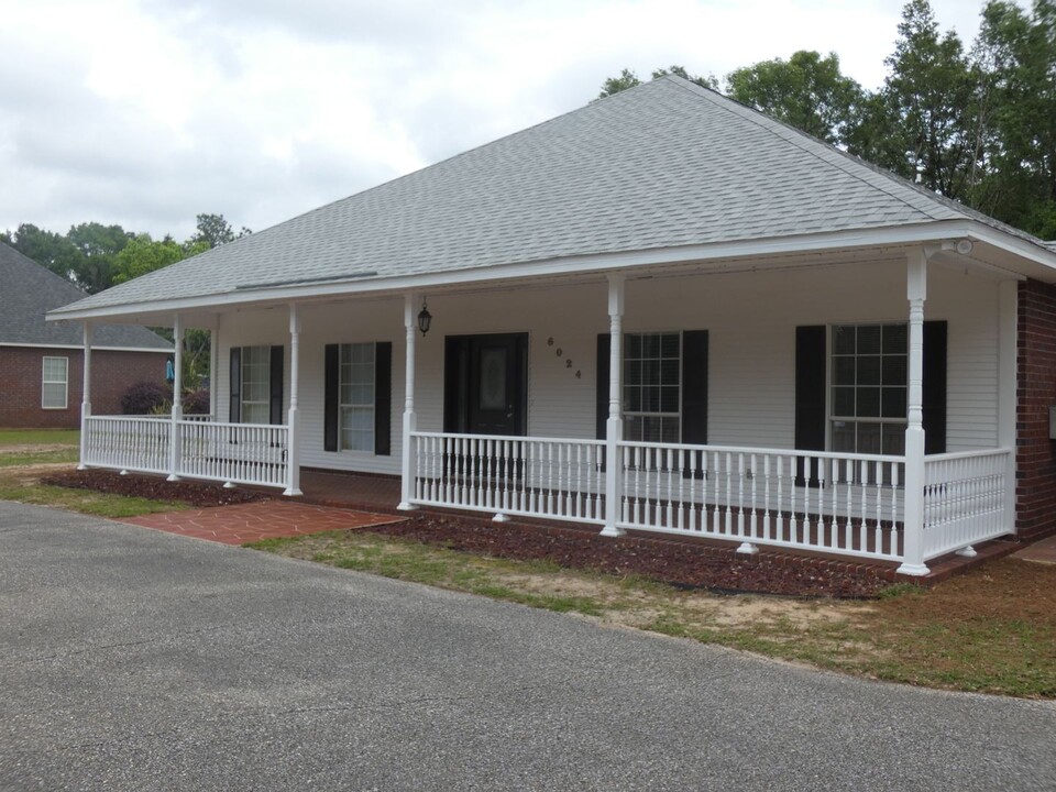 6024 Cedar Tree Dr in Milton, FL - Foto de edificio