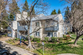 Redwood Square in Sacramento, CA - Foto de edificio - Building Photo