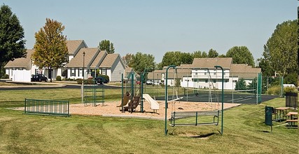 Stone Hedge Village Townhouses in Farmington, NY - Building Photo - Building Photo