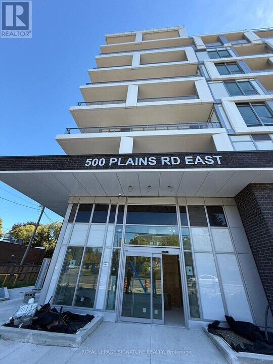 500 Plains Rd E in Burlington, ON - Building Photo
