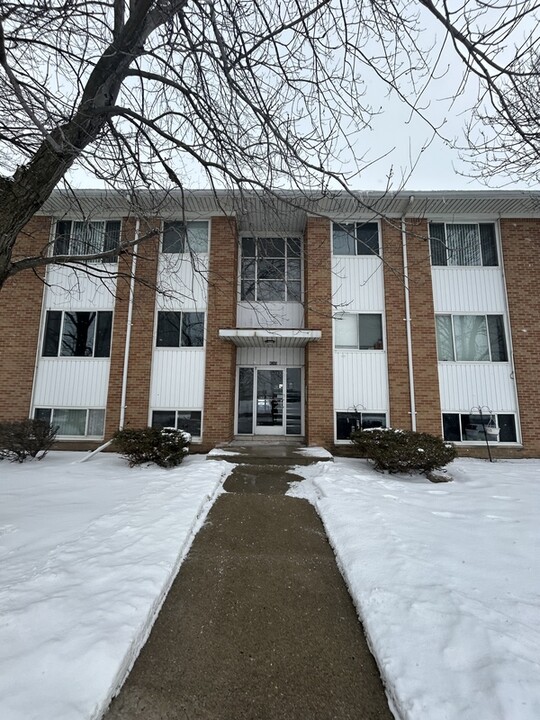 4245 Quarry Rd in Wyandotte, MI - Building Photo