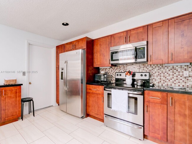 1521 Veracruz Ln in Weston, FL - Building Photo - Building Photo