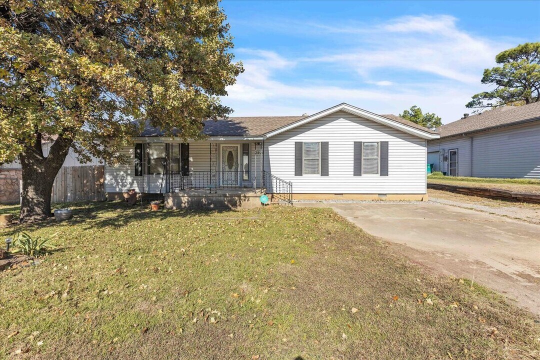 8929 NE 52nd St in Spencer, OK - Building Photo