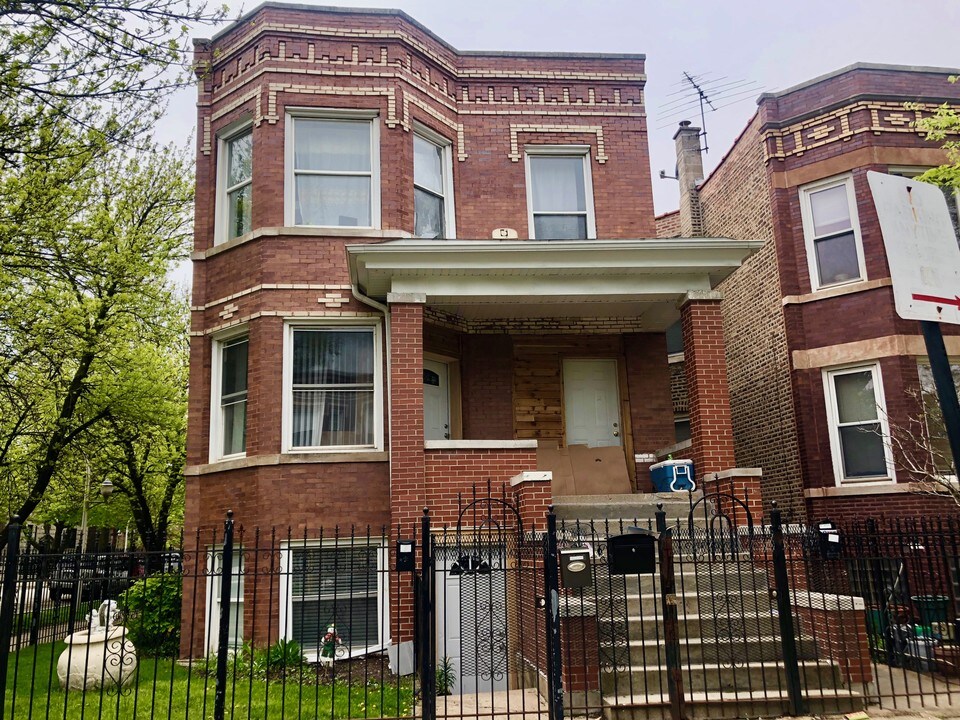 3902 W Belden Ave in Chicago, IL - Building Photo