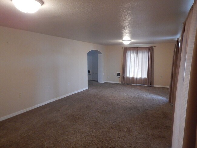 213-215 NE 7th St in Prineville, OR - Building Photo - Building Photo