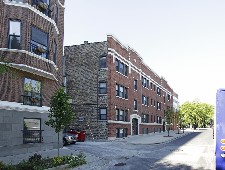 327-329 W Webster Ave in Chicago, IL - Building Photo