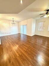 11102 NW 83rd St in Doral, FL - Foto de edificio - Building Photo