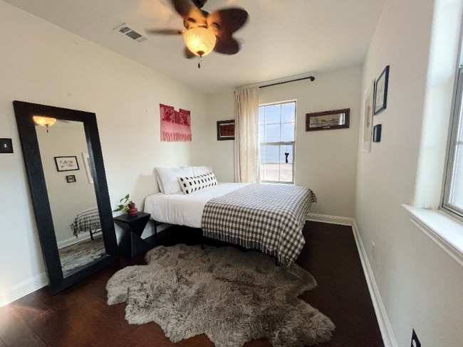 7018 Crosswood Dr in Austin, TX - Foto de edificio - Building Photo