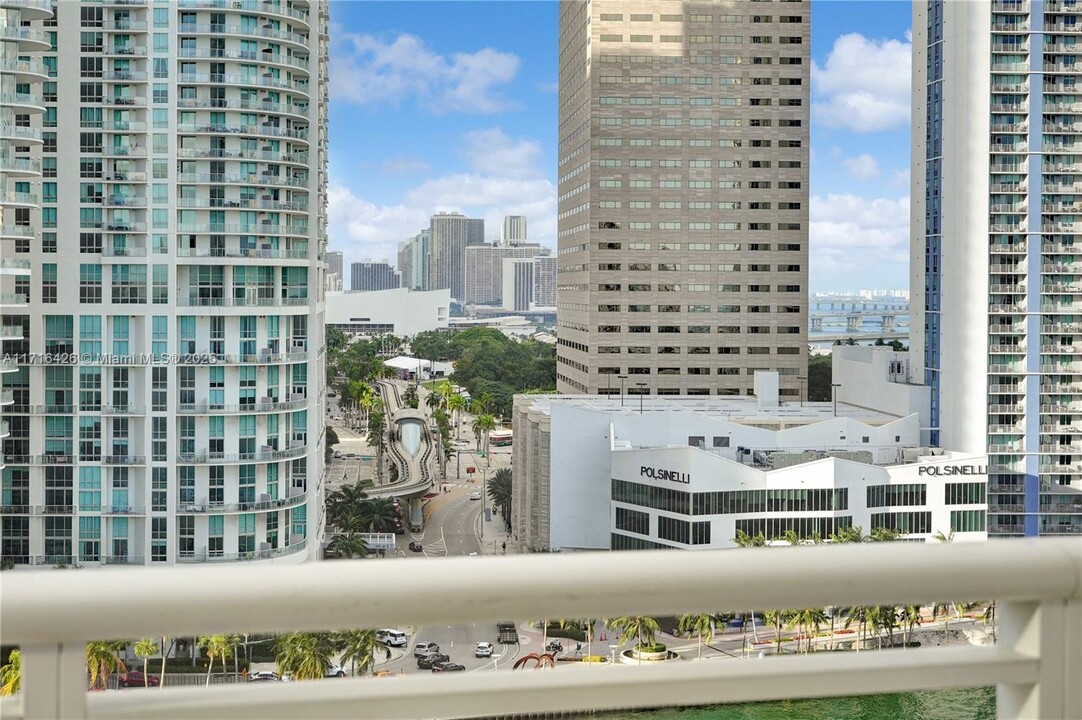 901 Brickell Key Blvd in Miami, FL - Building Photo