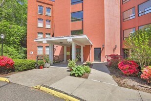 222 Williams St E in Glastonbury, CT - Building Photo