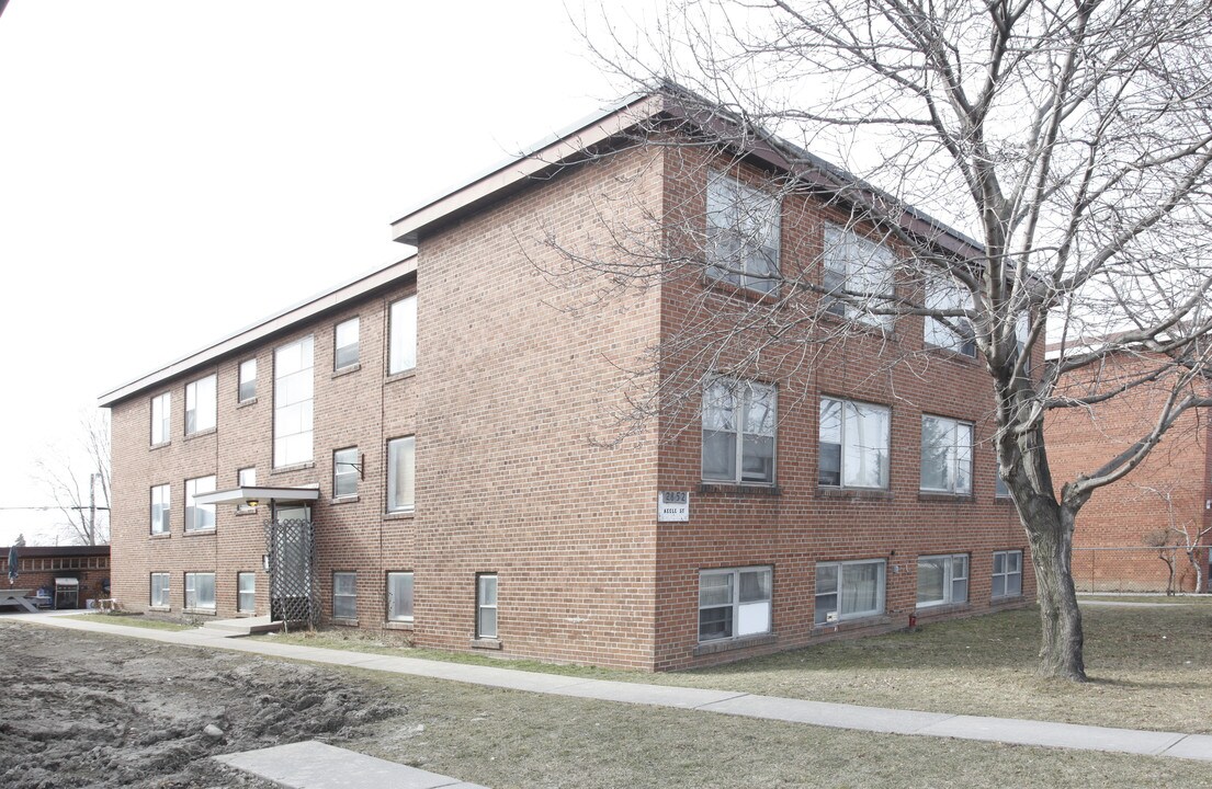 2852 Keele St in Toronto, ON - Building Photo