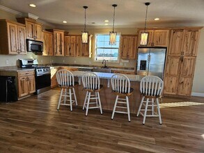 555 Paint Creek Rd in McDade, TX - Foto de edificio - Building Photo