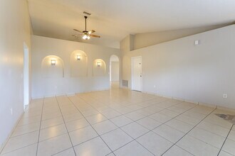 742 Paris Dr in Kissimmee, FL - Foto de edificio - Building Photo