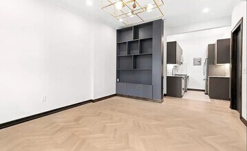 121 E 37th St in New York, NY - Building Photo - Building Photo