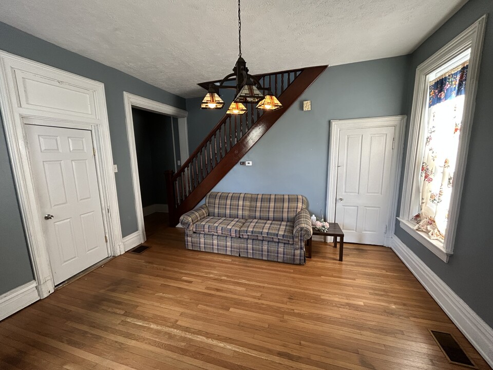 212 E Main St, Unit 1 in Blanchester, OH - Building Photo