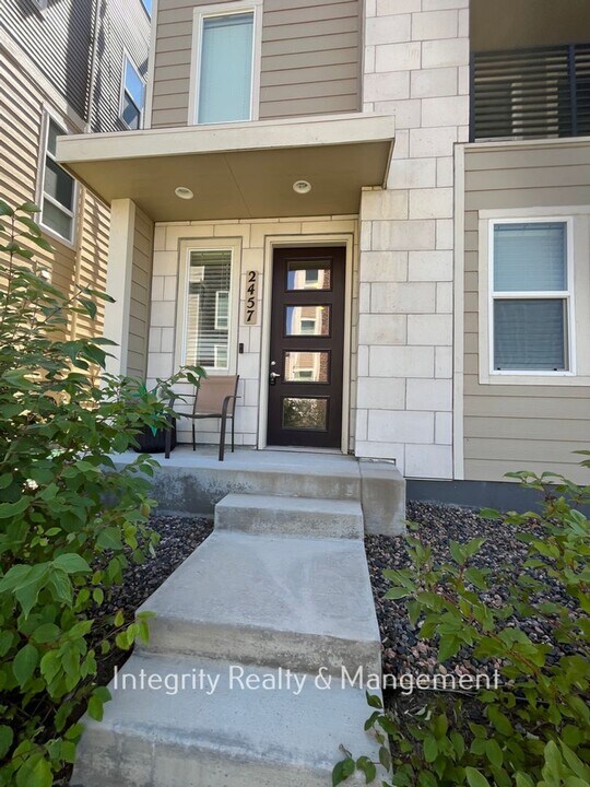 2457 Majorca Dr in Castle Rock, CO - Foto de edificio