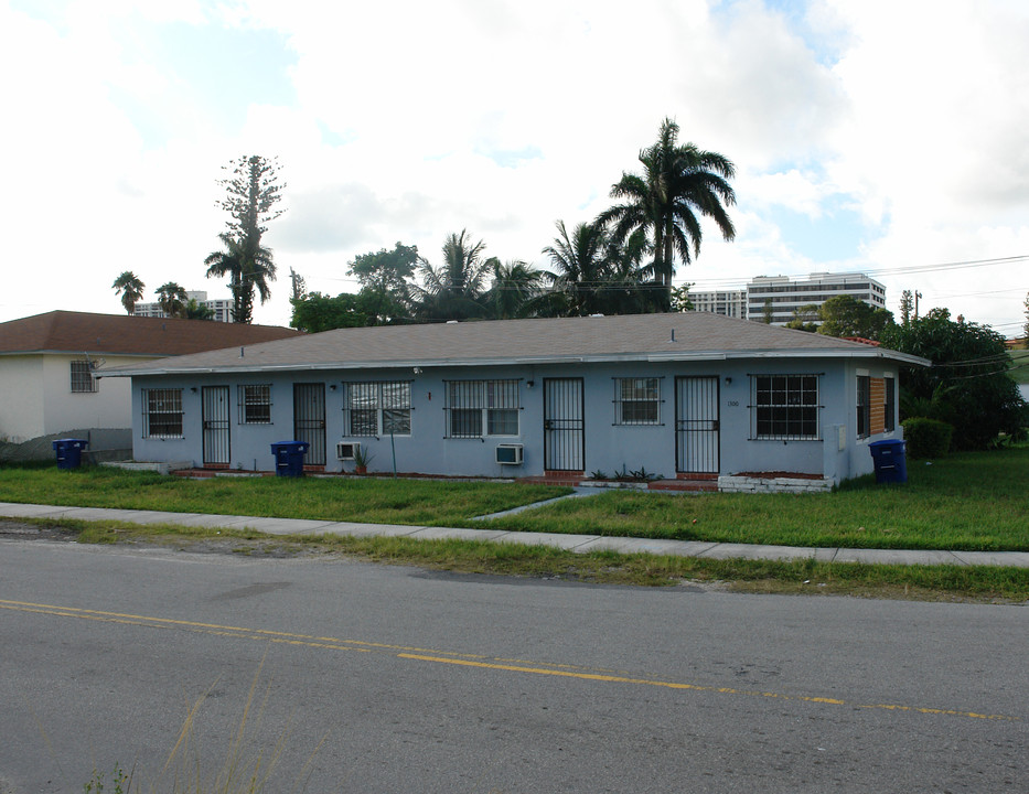 1300 NE 111th St in Miami, FL - Foto de edificio