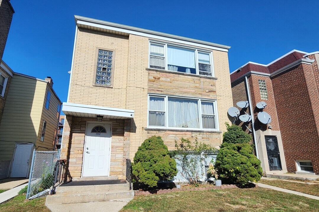 2552 W Rascher Ave, Unit G in Chicago, IL - Building Photo