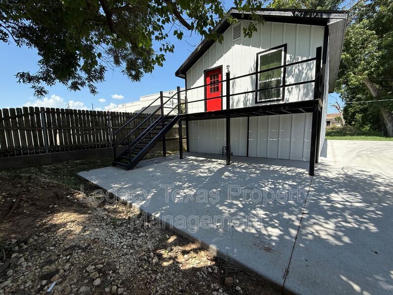 318 College St in Cleburne, TX - Building Photo