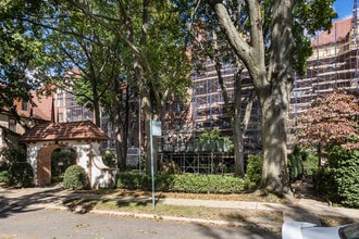 10 Holder Pl in Forest Hills, NY - Building Photo - Building Photo