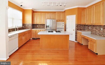 8731 Farnham Way in Linton Hall, VA - Building Photo - Building Photo