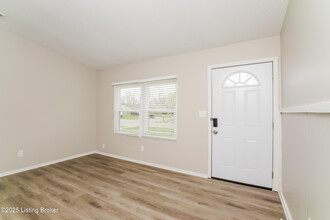 8907 Beechcreek Dr in Louisville, KY - Building Photo - Building Photo