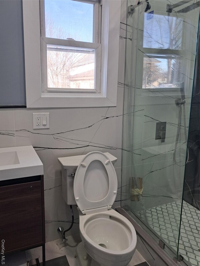 160 Garfield Ave in Mineola, NY - Building Photo - Building Photo