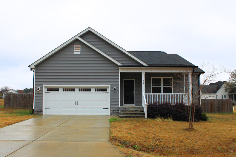 203 Barnes Lndg Dr in Four Oaks, NC - Building Photo