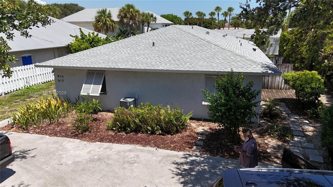 915 Turtle Cove Ln in Vero Beach, FL - Foto de edificio - Building Photo