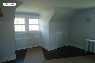 32 Toylsome Pl in Southampton, NY - Building Photo - Building Photo