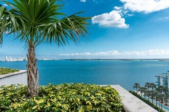 1200 Brickell Bay Dr, Unit 2824 in Miami, FL - Building Photo - Building Photo